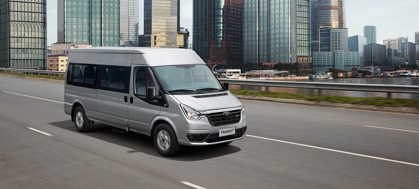 xe ford transit di chuyển 2