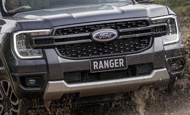 xe ford ranger vượt địa hình bùn nước
