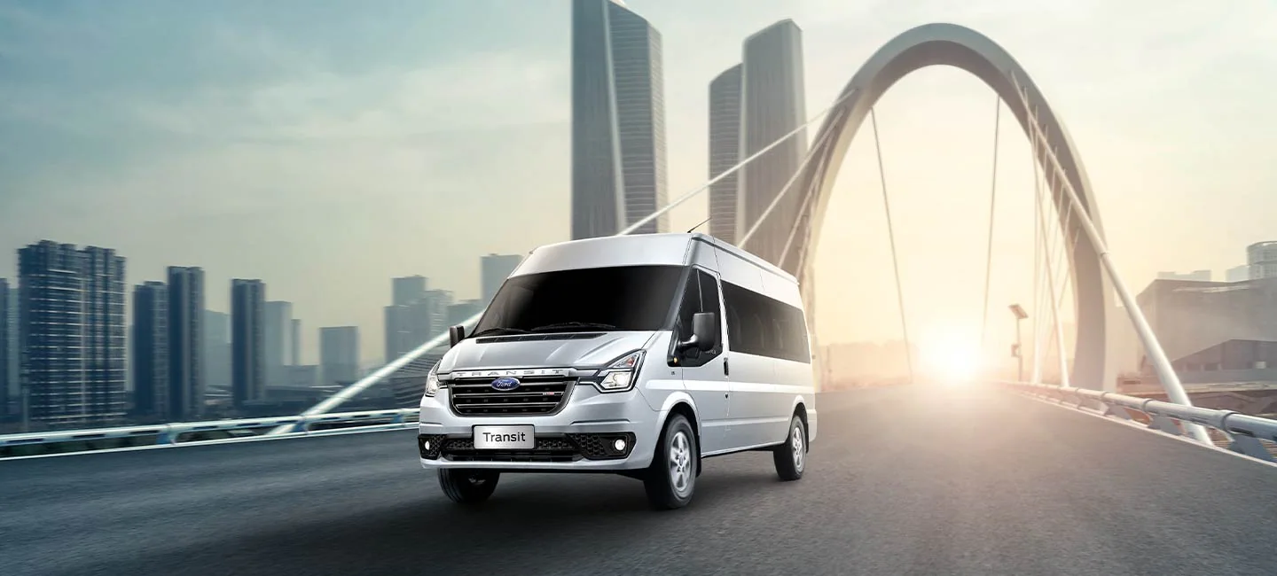 xe ford transit di chuyển